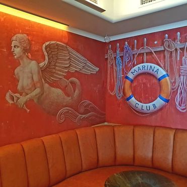 Detailaufnahme Wandmalerei und Sitzgruppe in der Cafe Bar Marinaclub