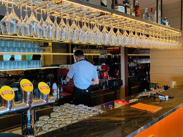 Aufnahme des Barbereichs in der Cafe Bar Marinaclub
