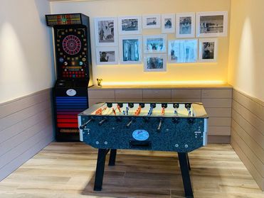 Tischfußball und Dart-Automat in der Cafe Bar Marinaclub