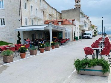 Aufnahme der Sitzgelegenheiten der Cafe Bar Marinaclub direkt an der Hafenpromenade